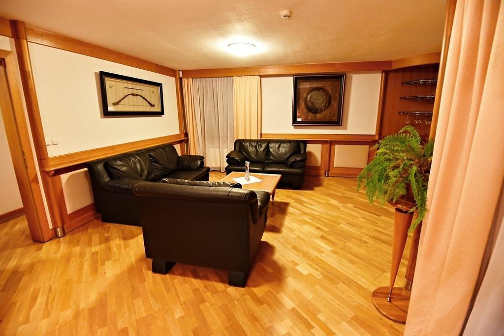 Hotel Prosper เชลาดนา ภายนอก รูปภาพ
