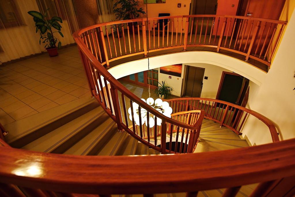Hotel Prosper เชลาดนา ภายนอก รูปภาพ